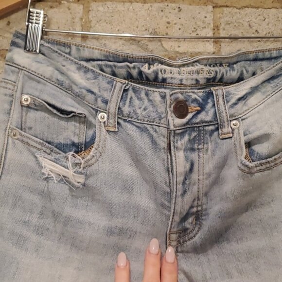 Women Distressed, Light Denim, Boyfriend Jeans. American Eagle. Size 4. - Picture 4 of 7